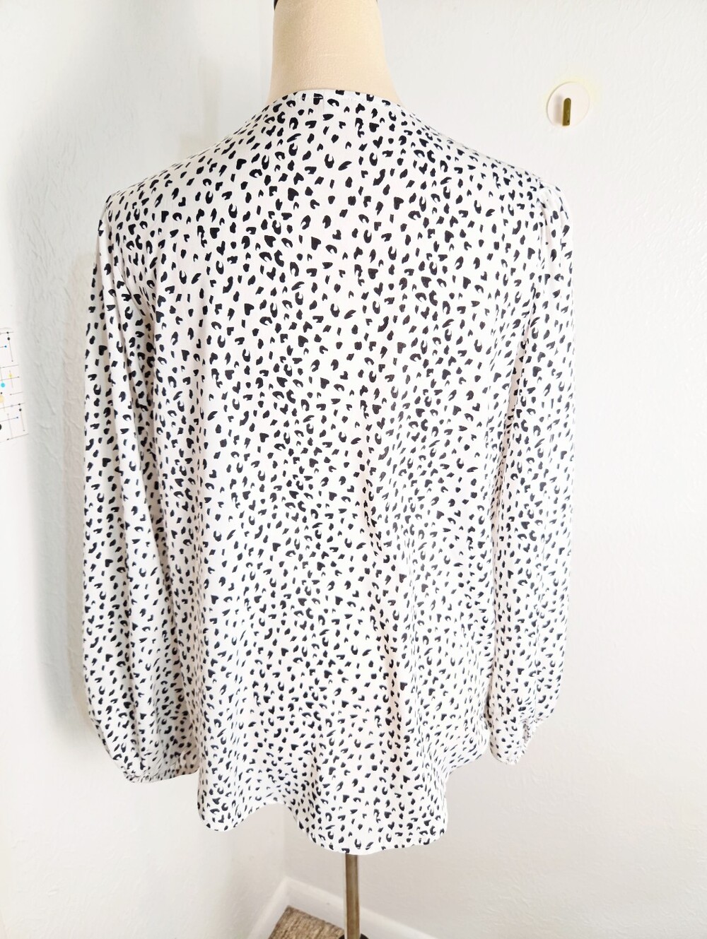 White & Black Dotted V-Neck Long Wide Sleeve Top, Size Medium - Picture 7 of 9